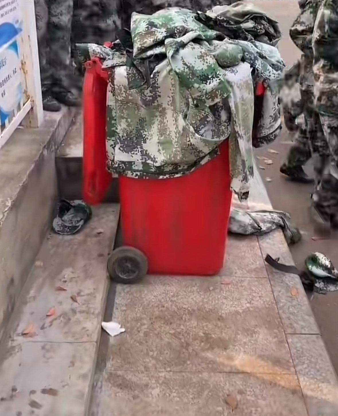 军训刚结束200元的军训服直接扔进垃圾桶这不仅仅是扔掉了训练服，更多的是对军