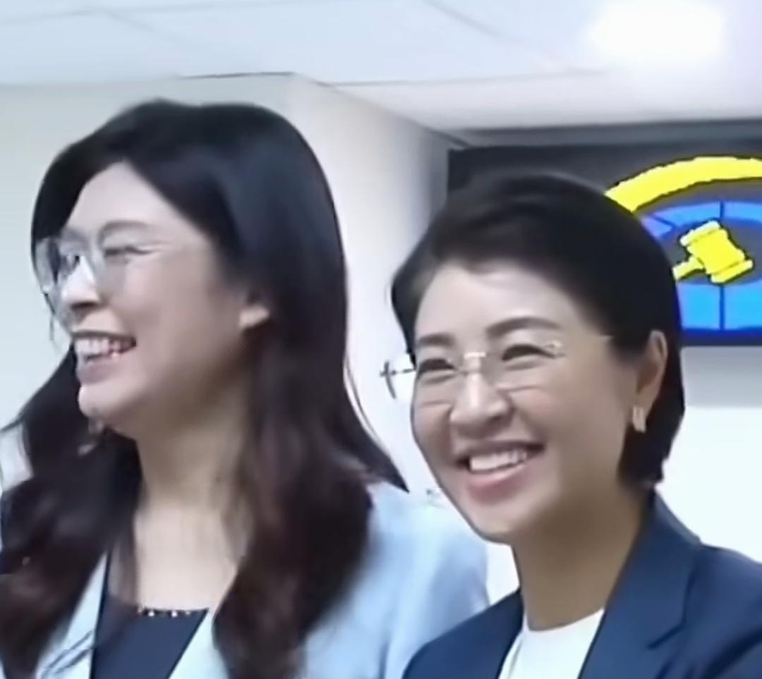 表面上两位是如此的亲密无间，但实际上两人的风格和原则就完全不一样。郑丽文表面上