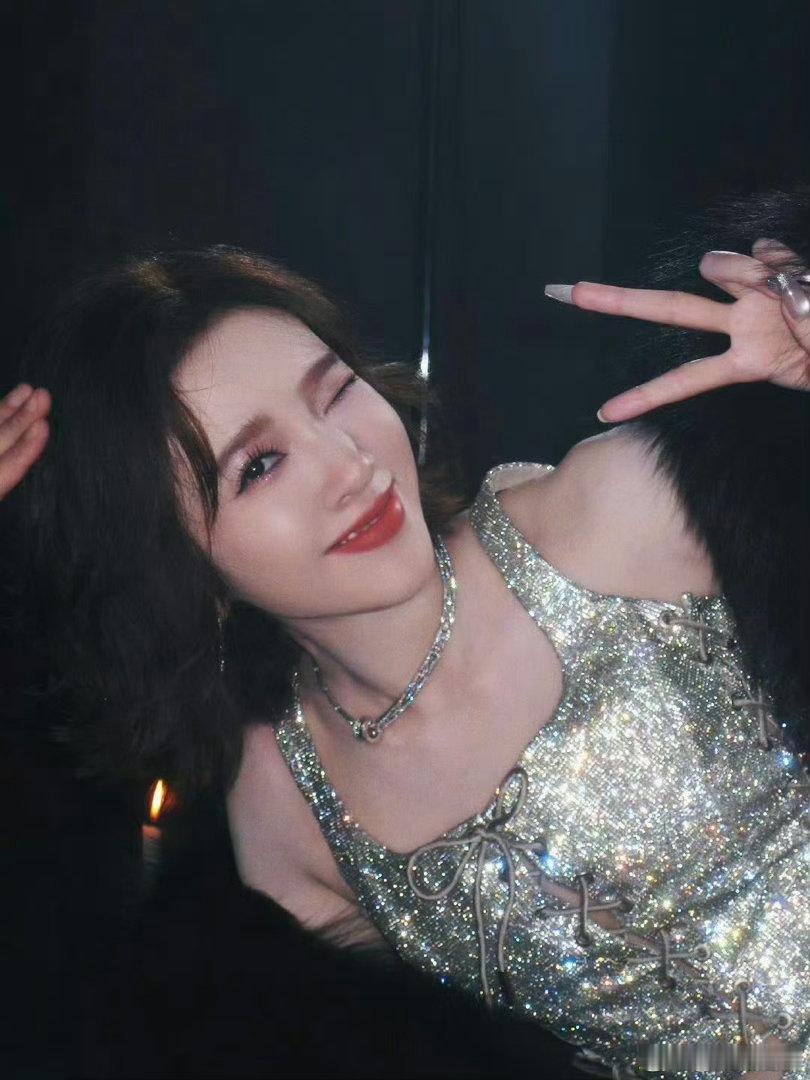 唐艺昕开头没偷摸骂我两句吧笑鼠了！这个唐艺昕太可爱了！唐艺昕神态像炒菜又像念经，