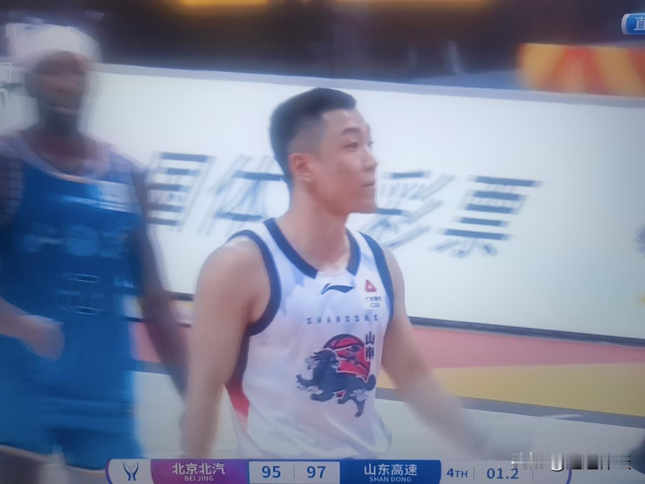 鲍威尔失误制造惊魂，高诗岩命中3分力挽狂澜！99：95，山东高速战胜北京北汽！
