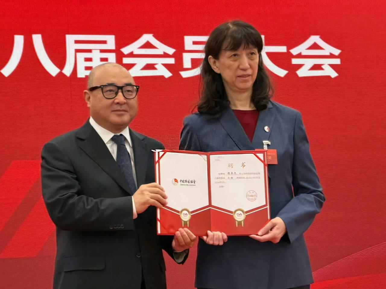中国排球协历史上一共五位主席，赖亚文是第五位，袁伟民任期长达36年！两任排管中