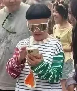 锅盖头今年已经59岁了，对你没听错，马上就要60岁了。一辈子一个锅盖头，入戏太深