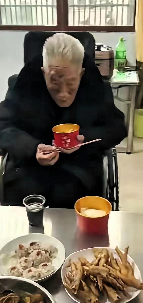 94岁爷爷在除夕夜安详离世。除夕夜，94岁爷爷一天特别感谢，给孩子们发压岁钱，