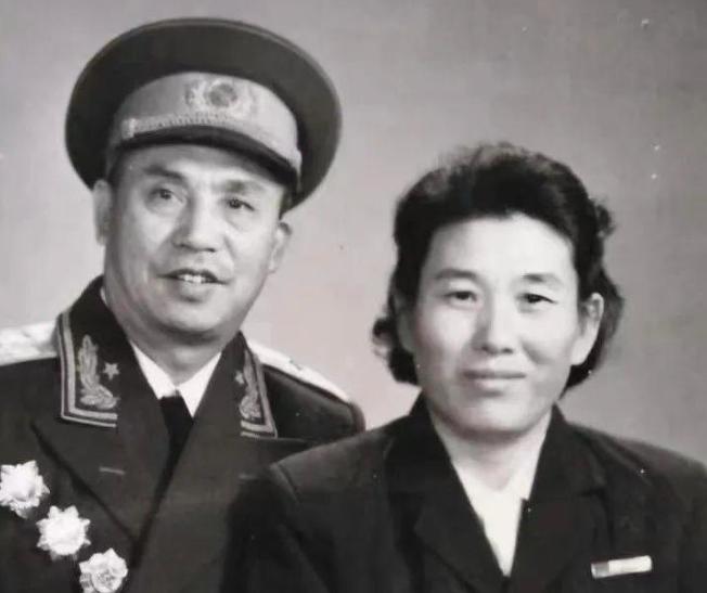 1947年，四野一个师长娶了牺牲战友的遗孀，新婚夜，他没碰新娘，反而对她提了个要