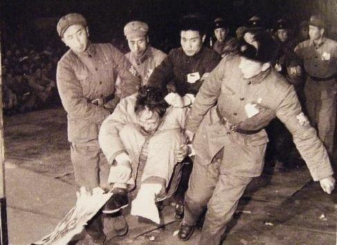 了，他年轻的时候在北京小西天总参总部当兵，他当时是总参机关的电影放映员。他给我讲