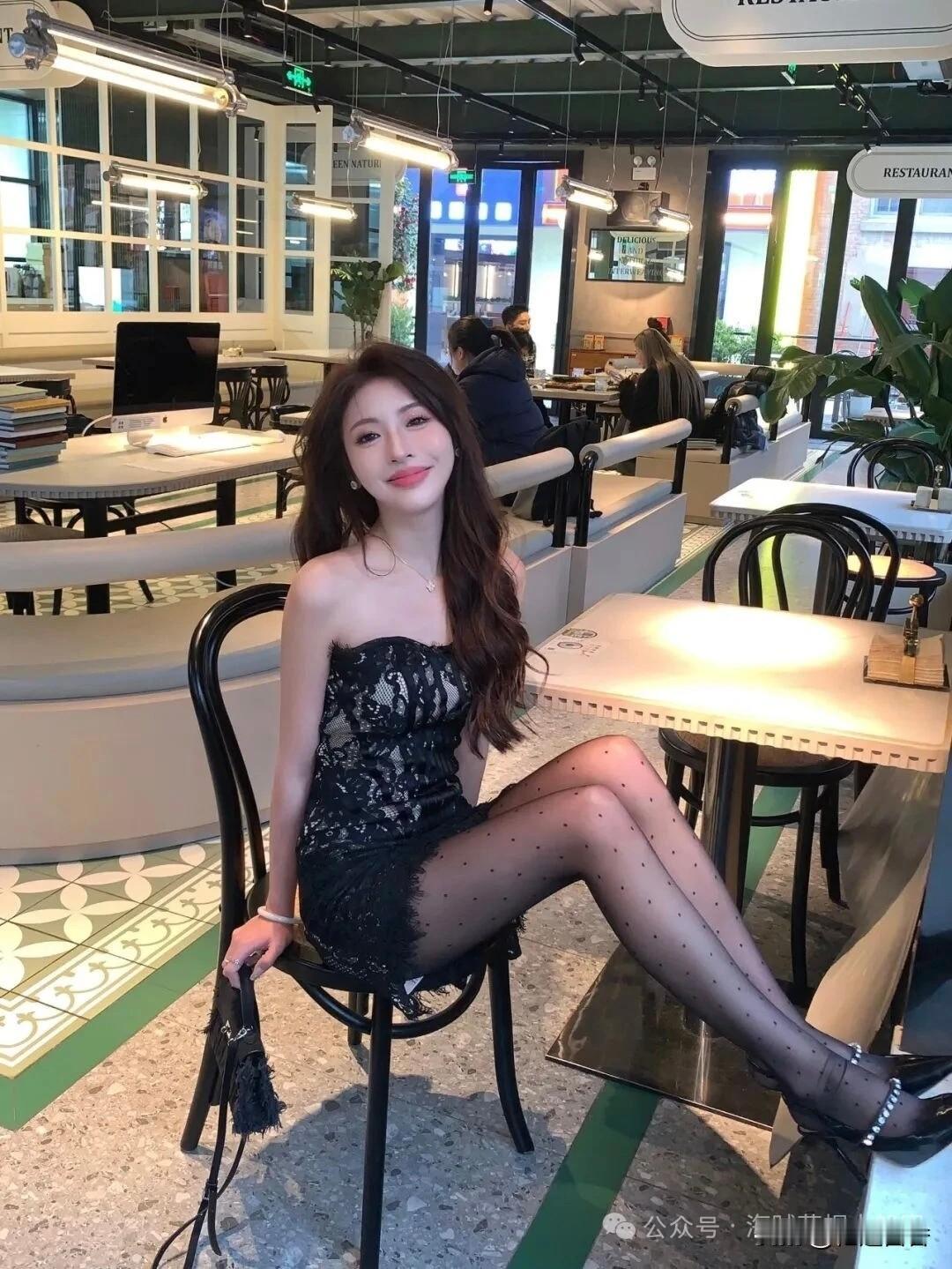 优雅黑裙，咖啡馆里的小确幸