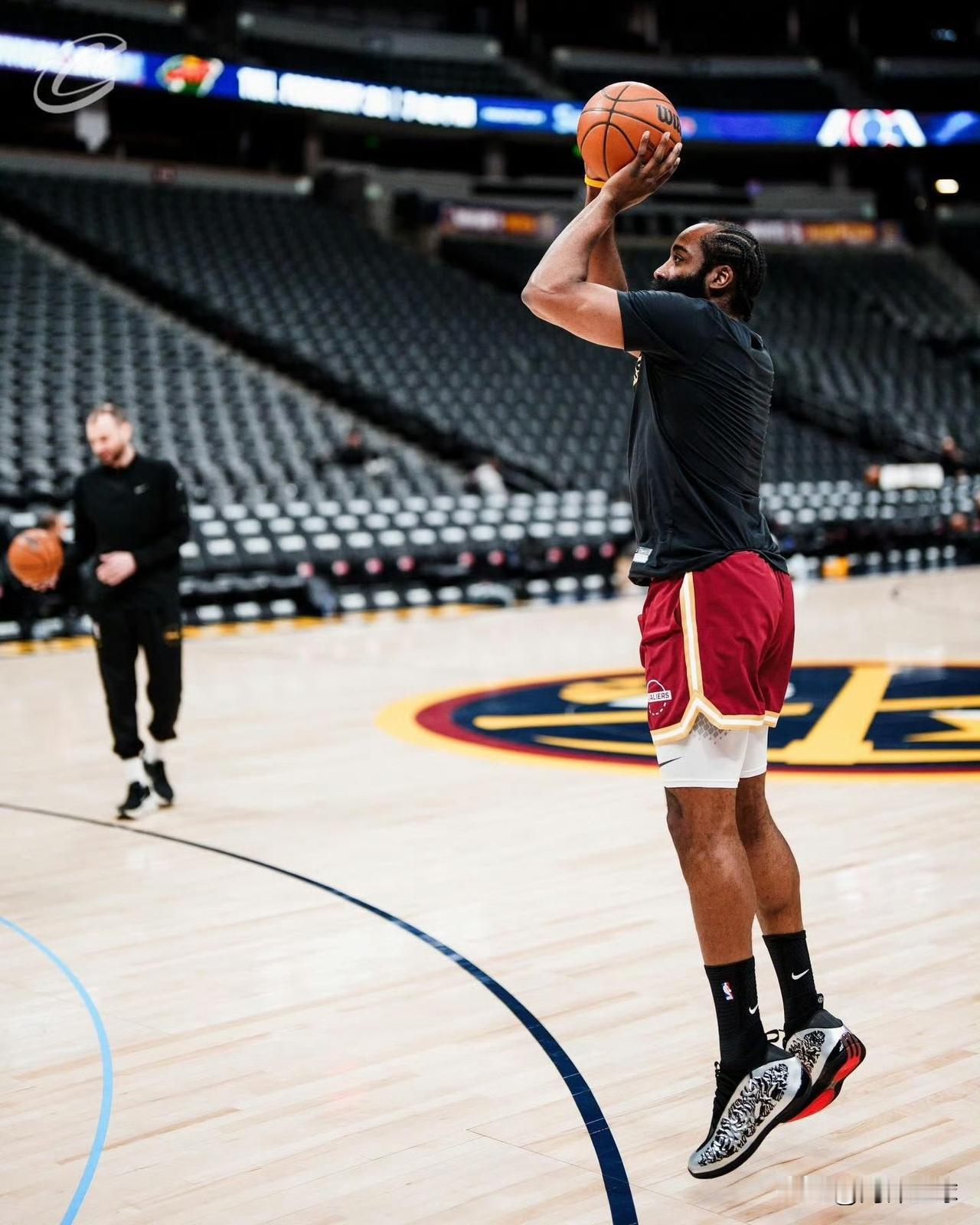 骑士赛前合练照曝光，哈登积极融入球队！今天上午10点，骑士将继续客场之旅，他