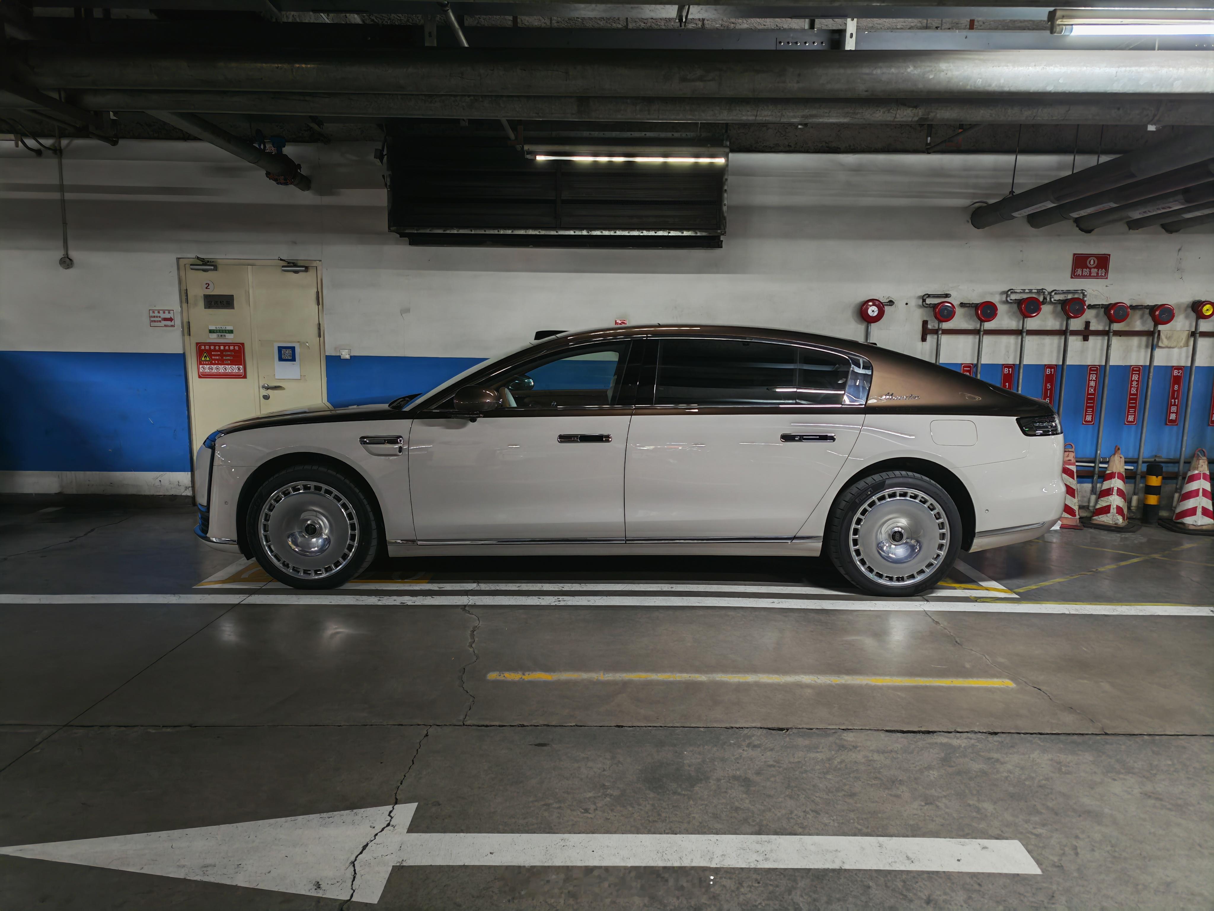 开尊界s800去了趟超市，发现一个车位停不下