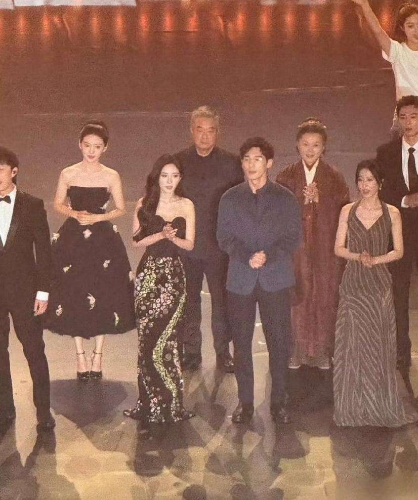 看周雨彤和章若楠的这个同框，我是真不信俩人是所谓的“好朋友”。对周雨彤没恶意，