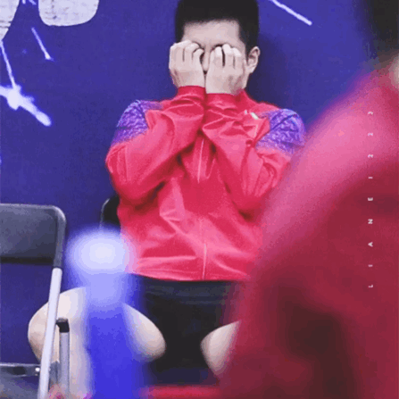 赛场上霸气侧漏，赛场下憨萌可爱，手好看还自带“美甲”执念，这样的樊振东难怪能成为