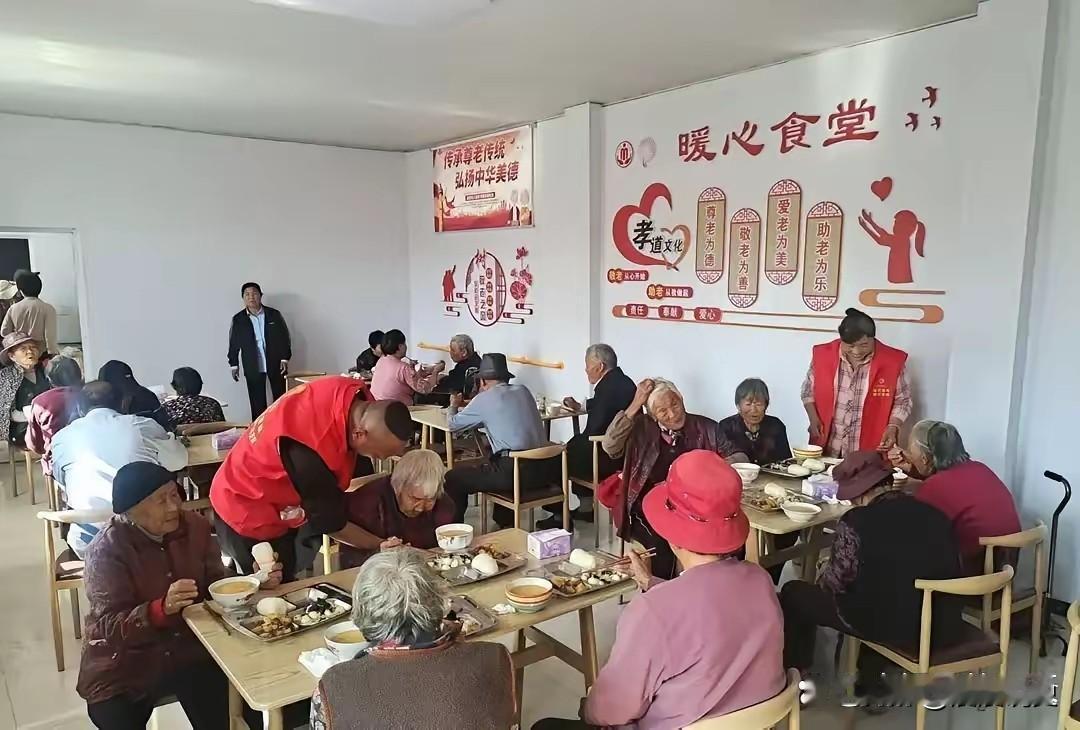 小区门口新开了家老年食堂，六十岁以上10块钱管饱。结果不到一个月就关了。不是没人