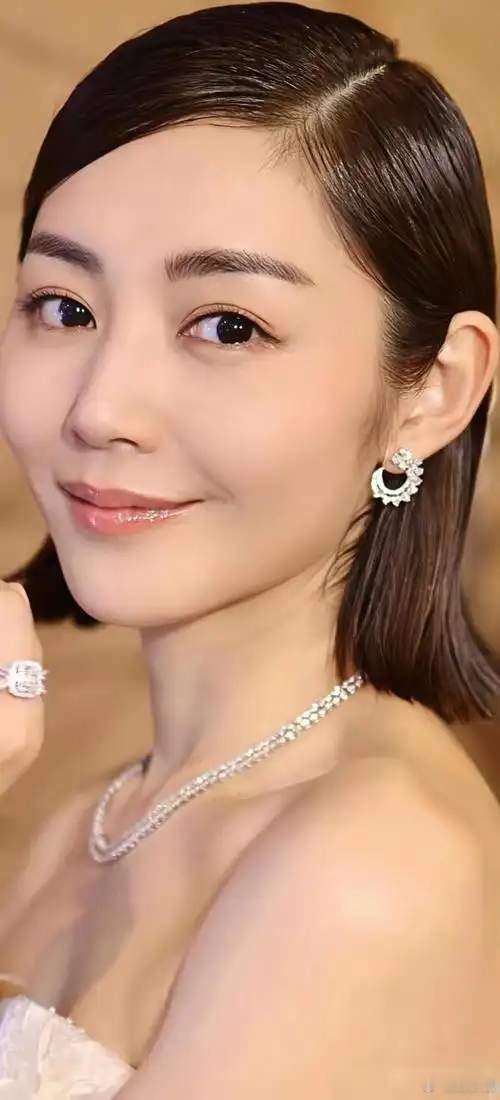 1.卫诗雅百花封后的现场确实有点冷清。周围人各聊各的，没什么人专门过来道贺，她一