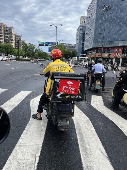 ​住在5楼的男子，突然接到外卖小哥的电话，说自己出了点状况，肯求男子到二楼拿一下