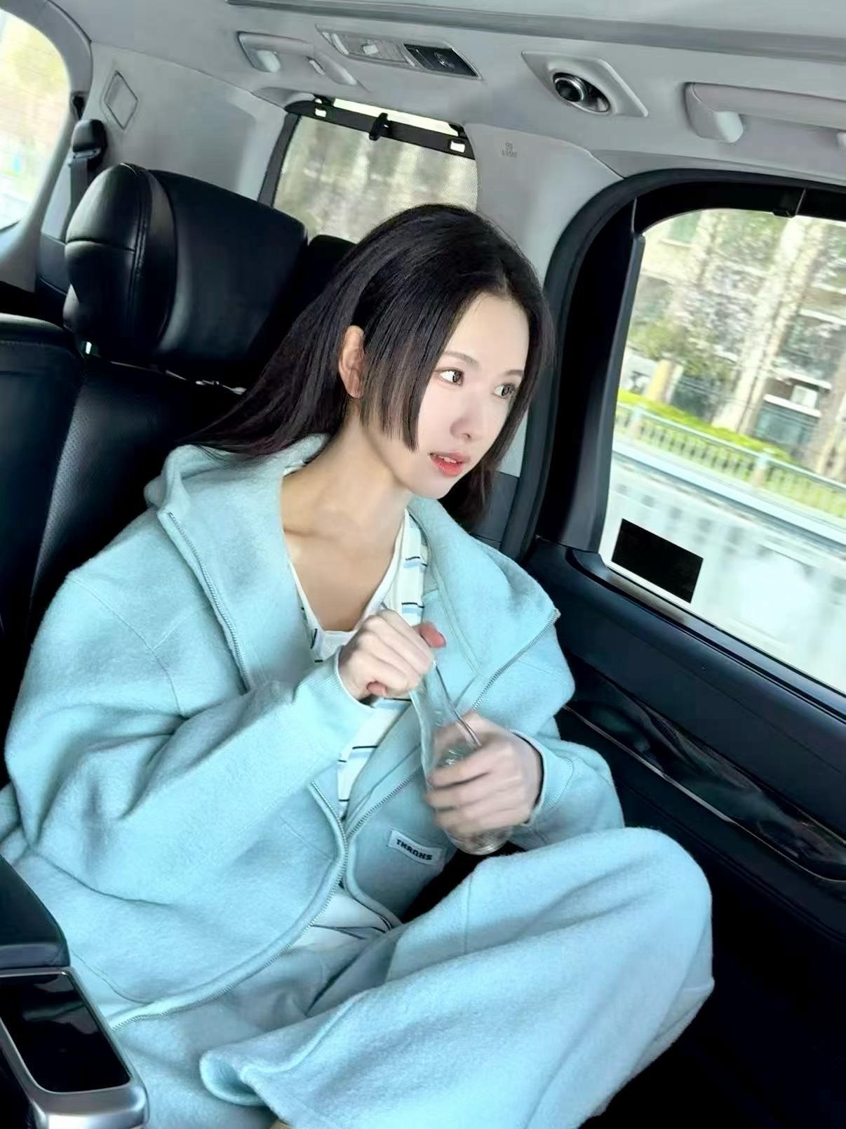 陈都灵[比心]的新图——这瓶是啥水？看着很高级啊[爱心]