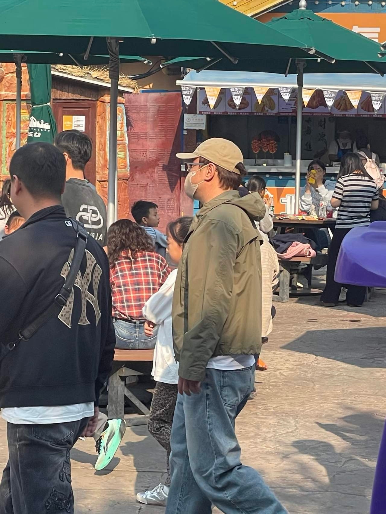 47岁沈腾和8岁儿子现身北京欢乐谷游玩，父子俩穿衣打扮低调，一起坐过山车，玩得非常开心！沈腾看起来瘦