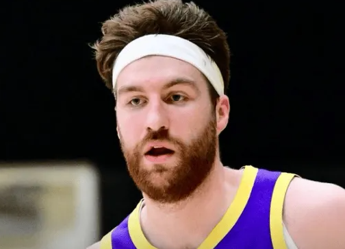 NBA常规赛，湖人115-107战胜掘金。湖人上半场落后掘金14分，最多落后掘