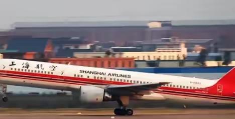 2000年，一中学生乘机去上海，坐在窗边的他，却发现机翼有个小豁口！更要命的是，