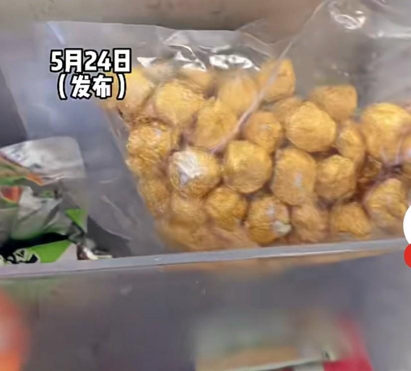 保姆不认识黑松露，以为是巧克力，雇主发现后从冰箱拿出来直接对着保姆说，快递是你拆