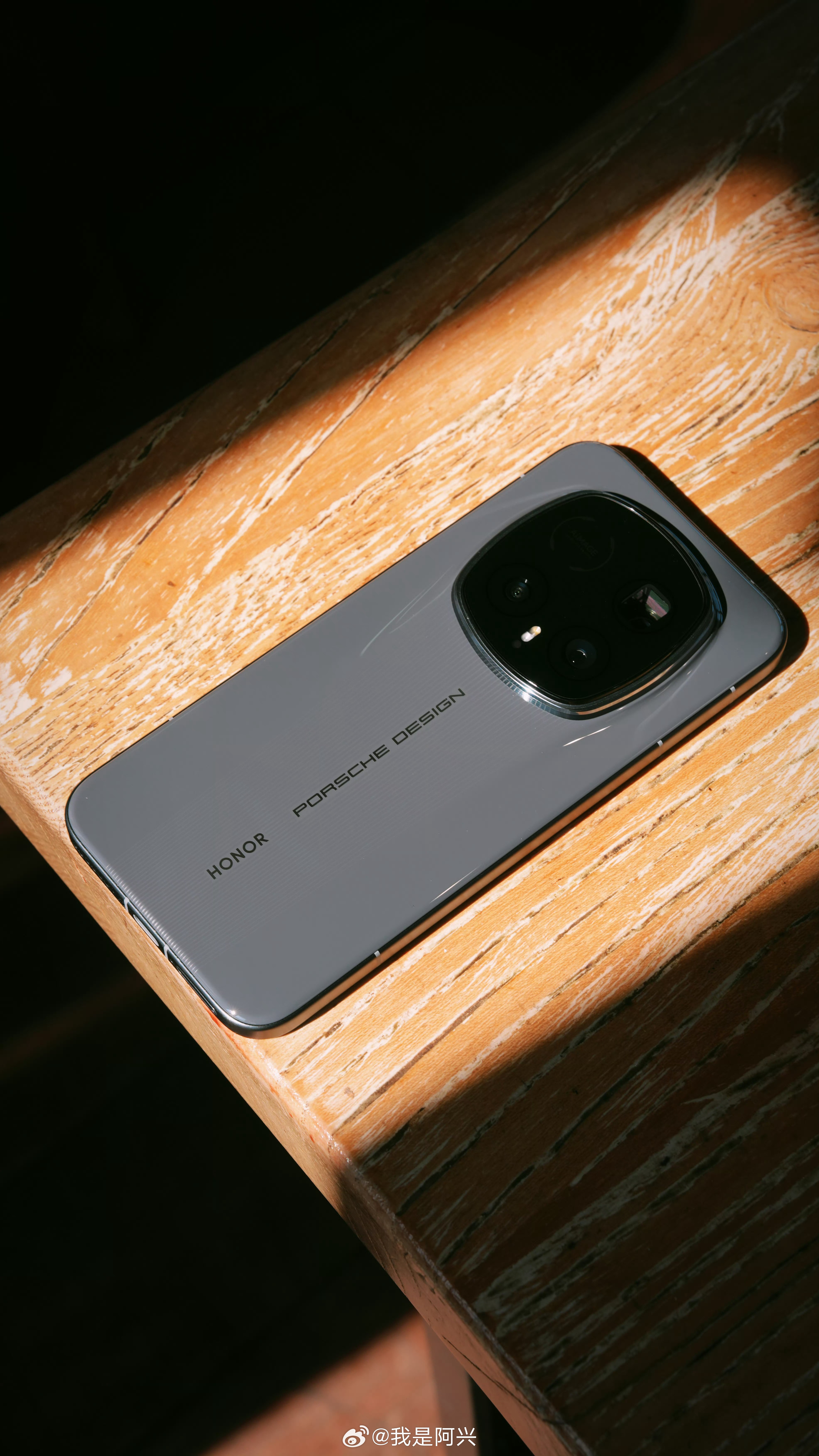 荣耀Magic8RSR在纠结灰色还是紫色，等我后面见到真机再做决定吧。你们去买