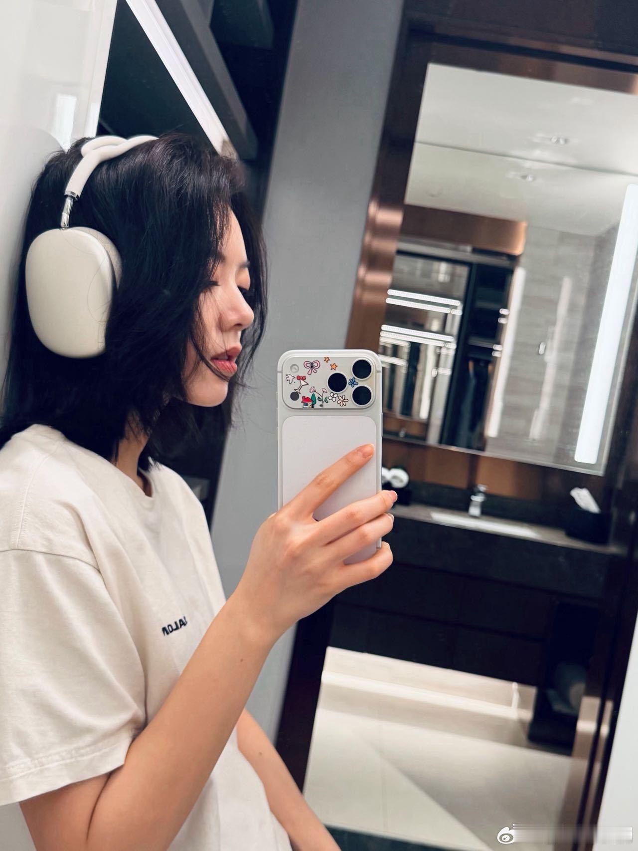 赵今麦整了个时兴的发型谁还没被赵今麦短发惊艳！简约造型尽显气质，帅得自然又高级