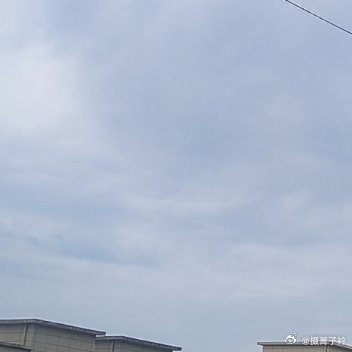 行事坦荡，待人常怀真诚，便无需惶恐不安，不必反复焦虑内耗。守住本心生出的这份从容