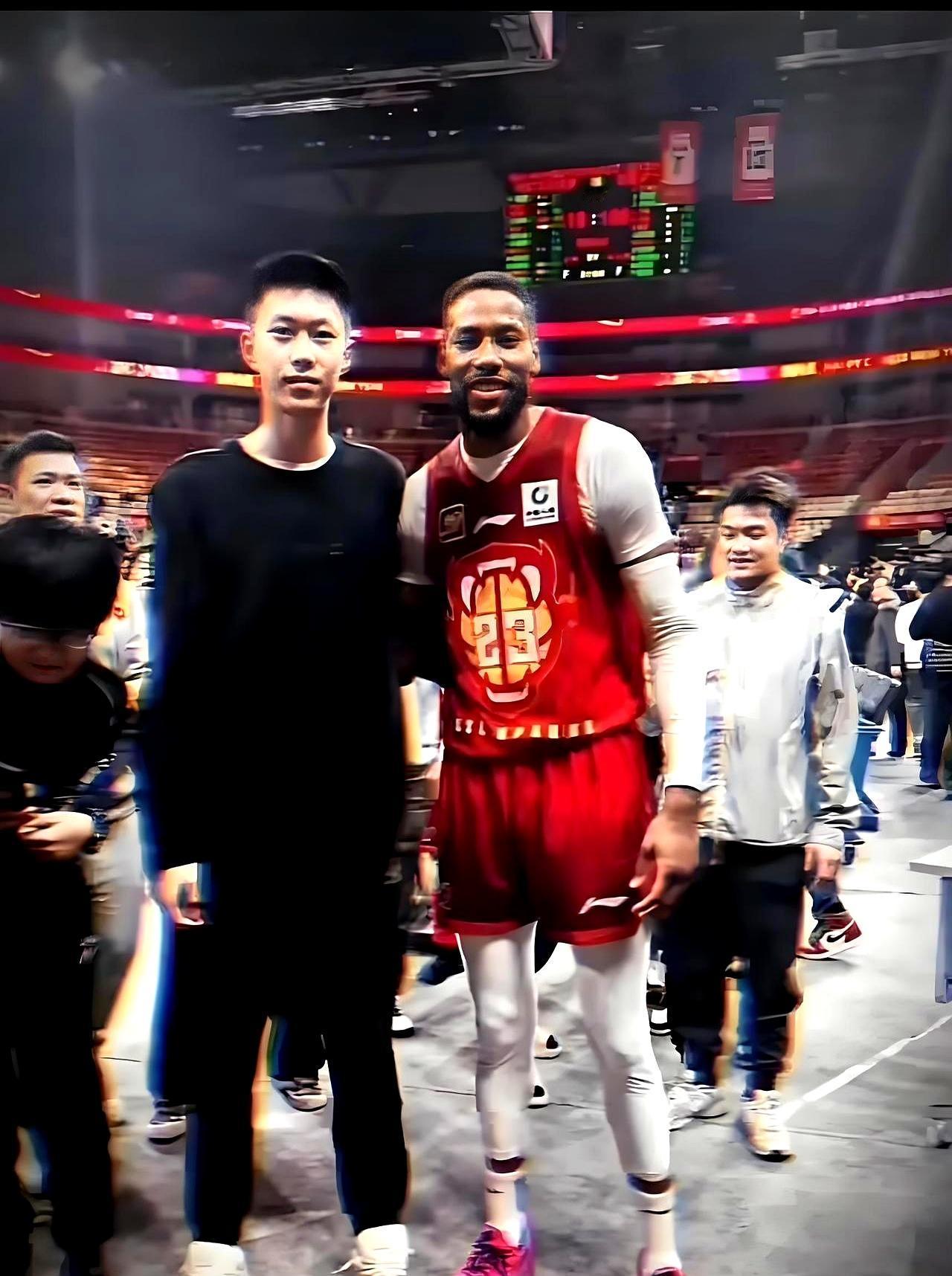 14岁身高2米，场均30分？这真不是在打2K游戏捏脸，广东宏远这次怕是又