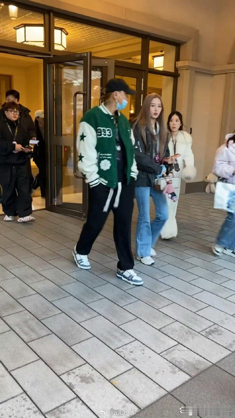 黄子韬徐艺洋戴了无牙仔情侣头套黄子韬徐艺洋戴了无牙仔情侣头套，网友：真夫妻就是好