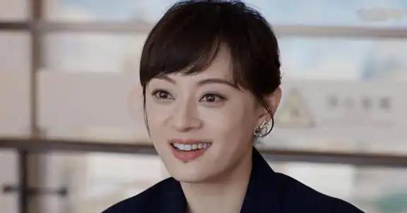 《蛮好的人生》胡曼黎看似被三朵桃花包围，却没一朵真正适合她。第一朵桃花：胡曼黎的