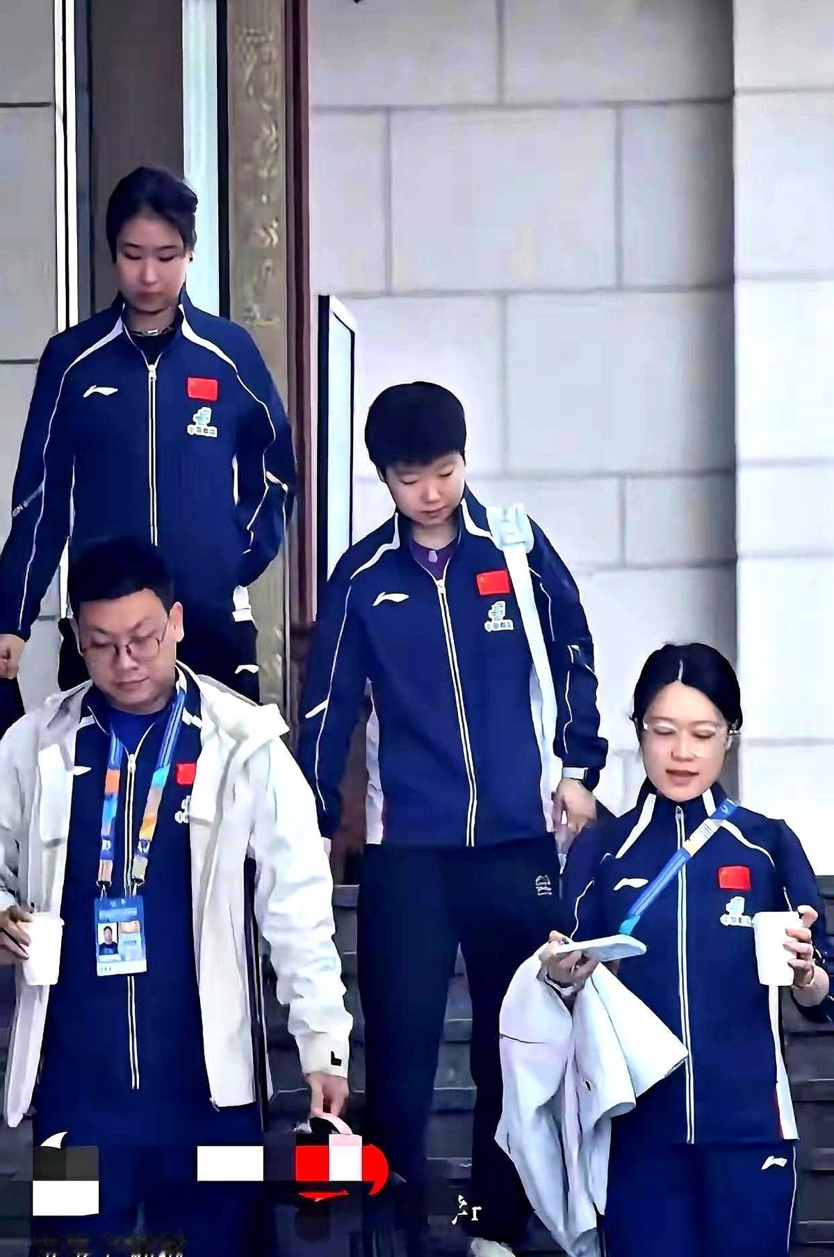 看到孙颖莎在新加坡的团队，心里咯噔一下。本以为世界第一出征大满贯，身边怎么也