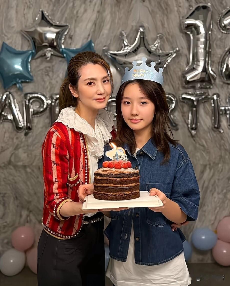 一眨眼洪欣女儿都这么大了，12岁生日，真的，不愧是欣姐亲生的呢！嘴巴都长一样[比