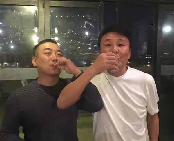 不应该，吃了人家的嘴巴软，拿了人家的手软！体制内的人，是为国昌为民安，商人追的