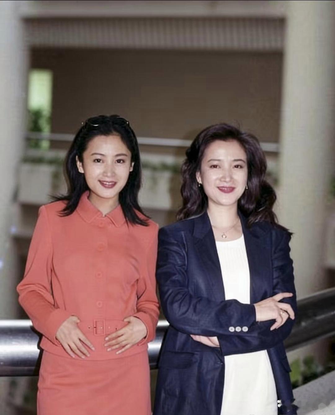 三十年前陈红与何晴同框合照，两大古典美人颜值双双在线，画面赏心悦目。