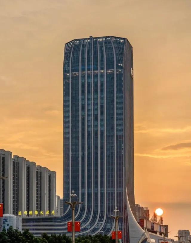 果然经济越发达的地方建设就越好。走高速来到广东县级GDP前三的高州市，下高速没有