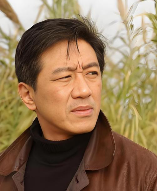 演员丁勇岱说：“在北京站，我有一次进站，一个警察看到我，突然就下意识做了掏枪的动