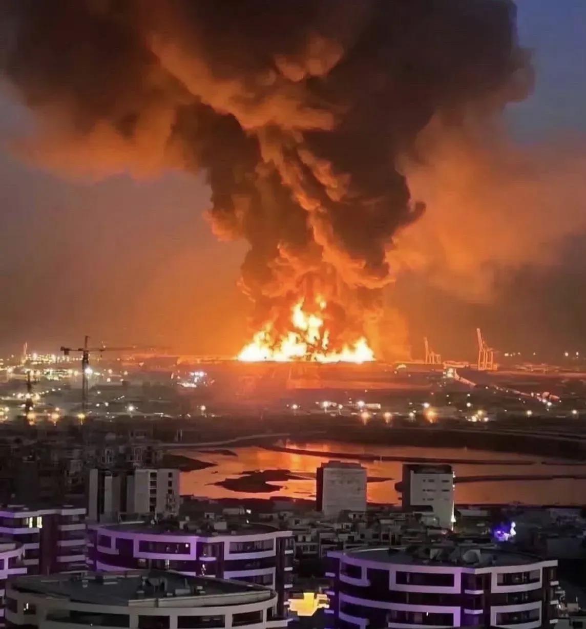 太猛了！伊朗无人机直接命中，美军弹药库当场炸出蘑菇云！美军设在伊拉克北