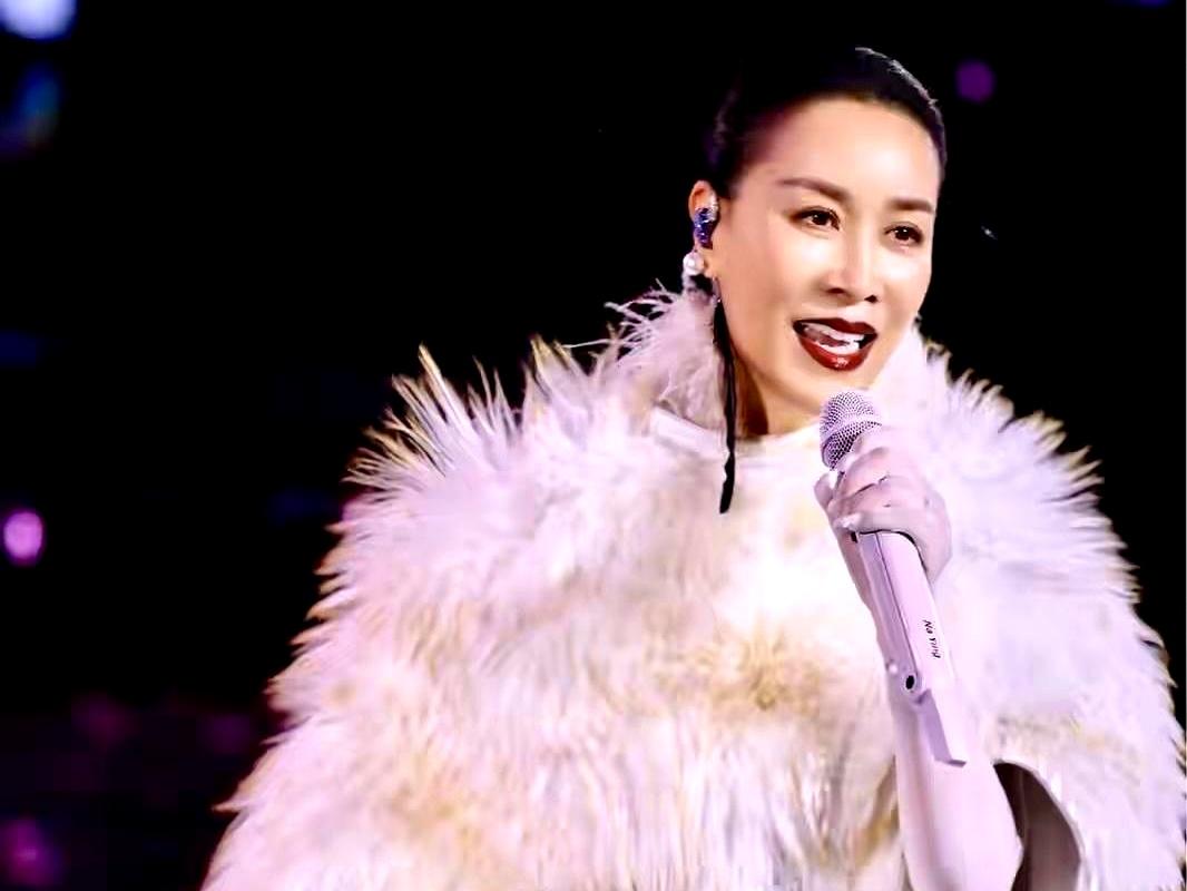 那英北京演唱会星味拉满，台下大咖一片，可偏偏没见到与她同为谷建芬门下的老友孙楠。