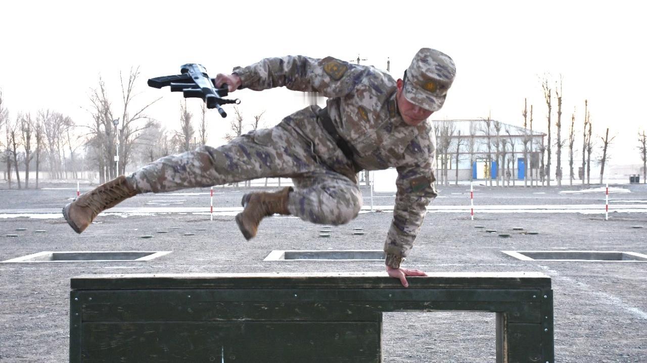 冯志明，四川南充人，二级上士军衔，现任第76集团军某旅班长。担任班长6年，获评“