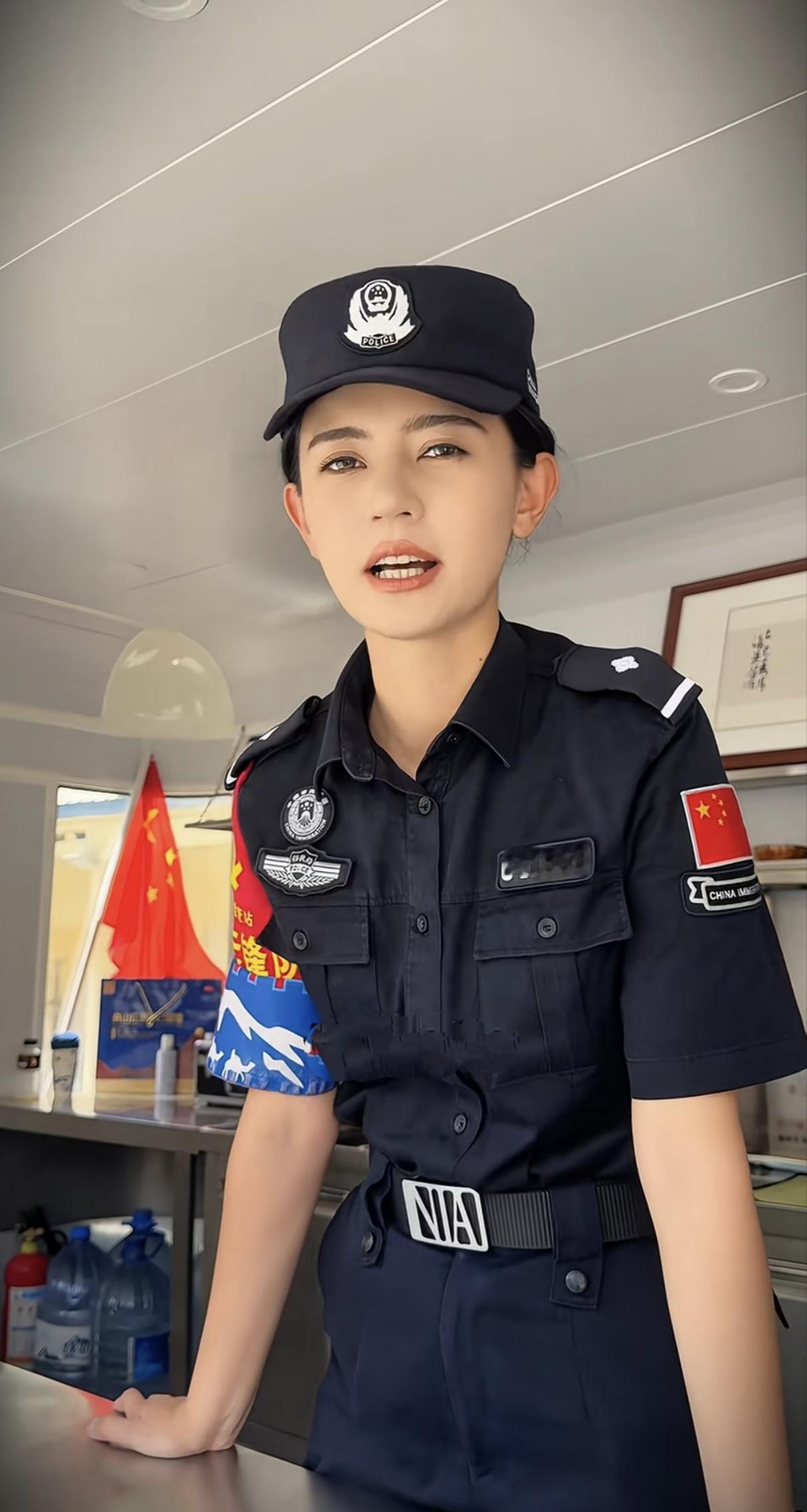 新疆不愧是美女遍地，这就像是画里面走出来的一样[赞]美女这身警服为定制的吧，帅爆