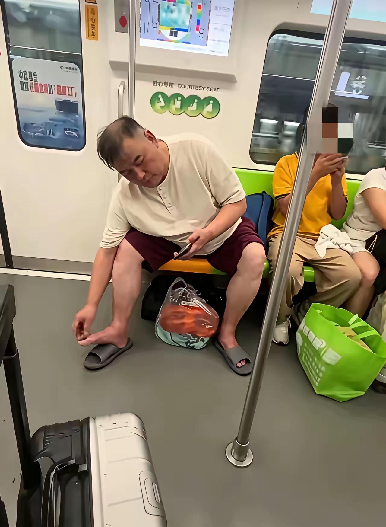 都说中国大妈没素质，可这抠脚的男人更令人作呕。在上海地铁上，有个中年大叔一上来