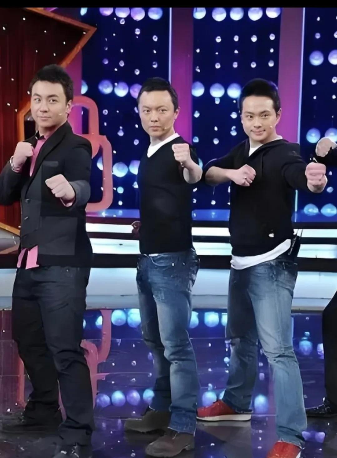 三大功夫明星同框，曹骏1米75，谢苗1米70，释小龙，1米74。看照片，释小龙