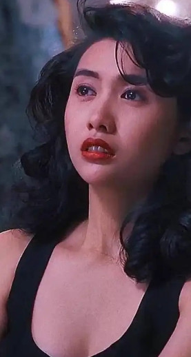 1997年邱淑贞和王晶分手后，转身嫁给了身家百亿的沈嘉伟。结果结婚当天，沈嘉伟正