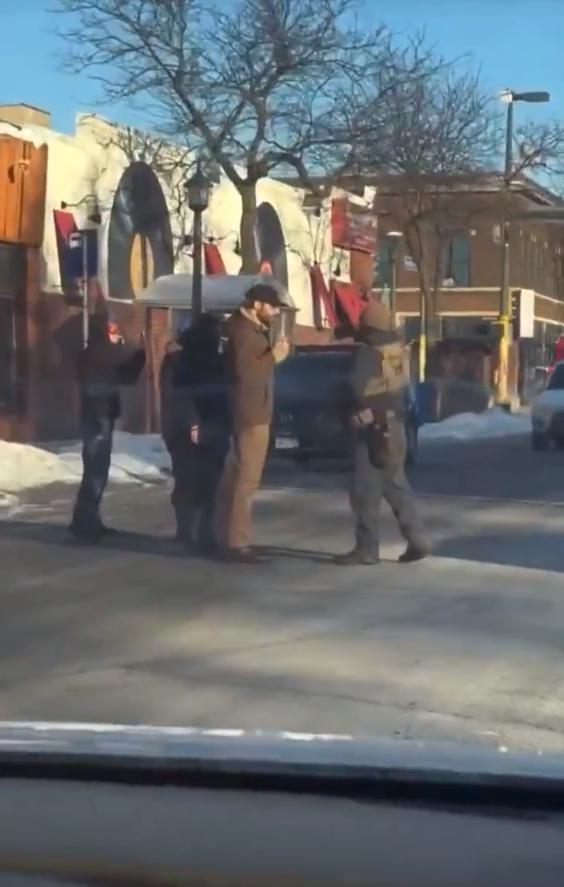 “打起来！打起来！打起来！”美国明尼苏达州长蒂姆·瓦尔茨在1月25日宣布，鉴于一