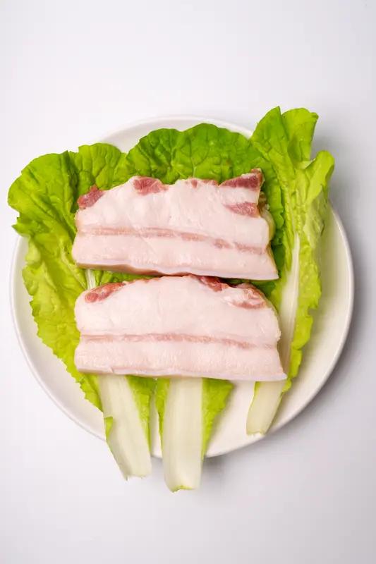 坐标天津南开，今天孩子想吃烤肉，我和我对象就去菜市场买菜自己在家吃，五花肉真便宜