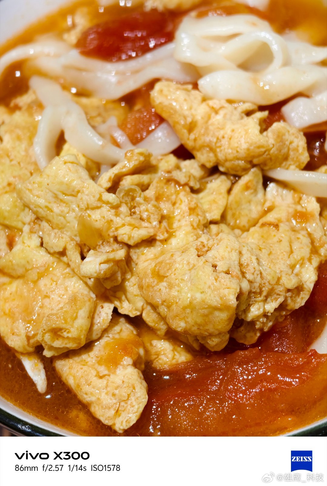 vivo用镜头定格餐桌美好✨番茄鸡蛋面满满汤汁，嫩绿的菠菜、白菜丝拌面配菜