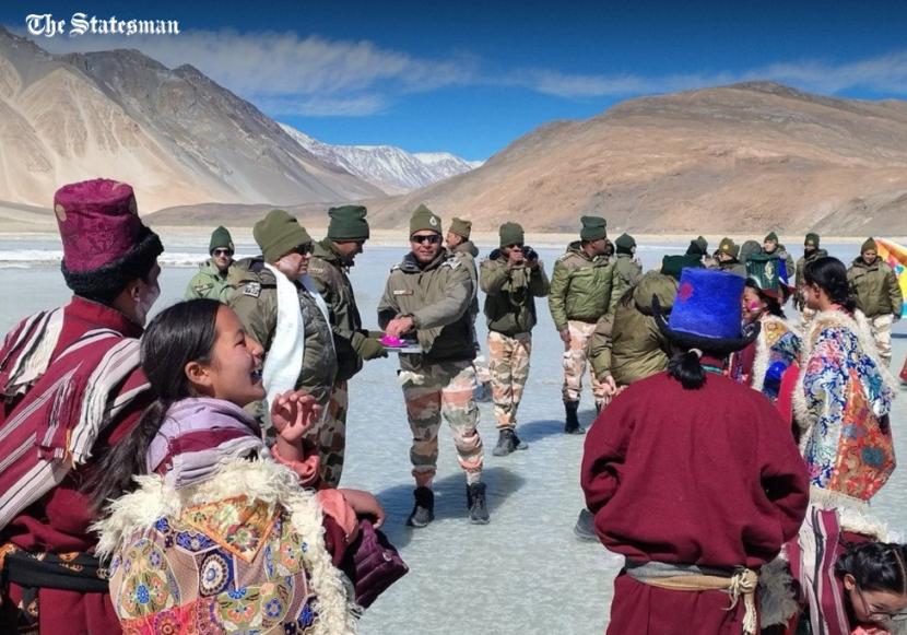 印度部队在班公湖冰面上庆祝洒红节。班公湖位于中印边境的西侧，属于中印共同控制