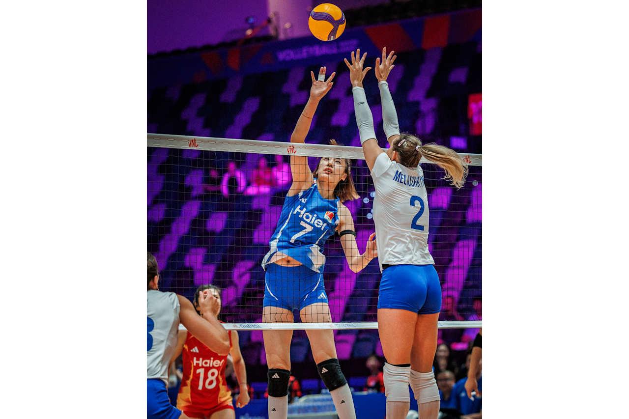 6分拦网封神！王媛媛真的救了赵勇！女排险翻车全靠副攻双壁3-0横扫乌克兰