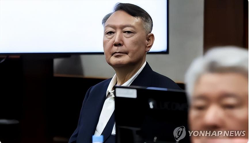 很多人说尹锡悦活成了一个笑话，这话我是赞同的。韩国总统总是诶被“青瓦台魔咒”所困