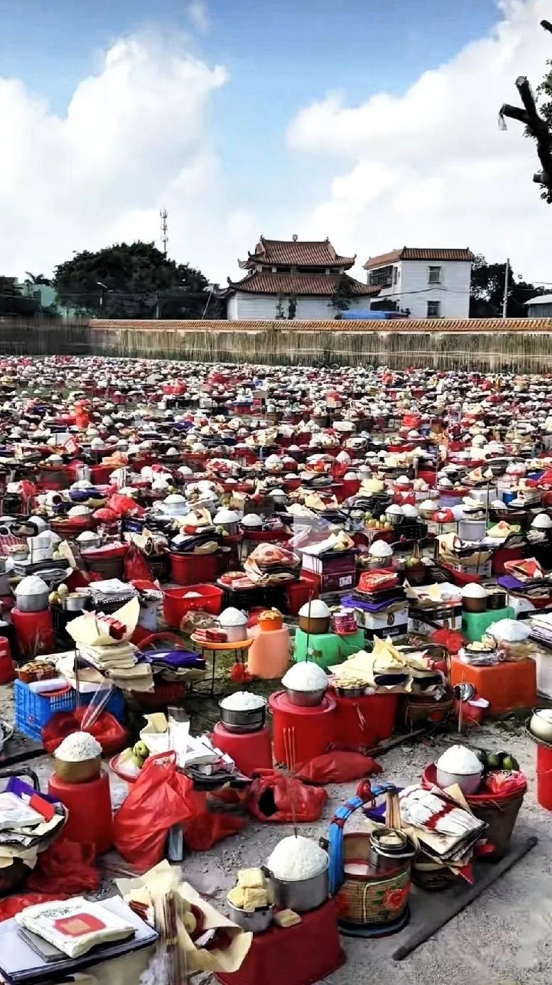 被广东潮汕一年一次的施孤给震撼了，也被这种方式给感动了！这是广东潮汕地区一年一