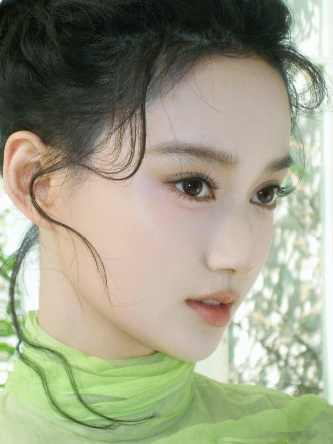 夏梦冰湖追剧团这套造型挺好看的，绿色青提妆！