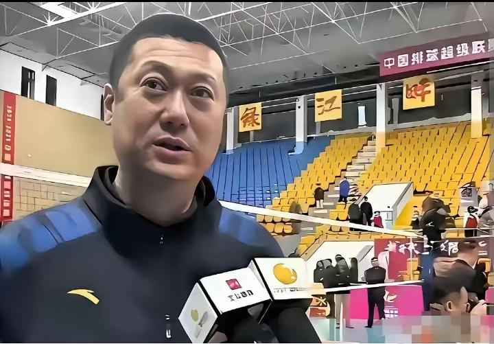 中国女排被骂惨了，主帅赵勇竟然把唯一的世界级接应龚翔宇，硬生生拉去打主攻。这操作